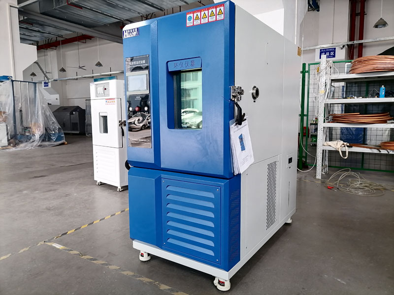 在選擇和使用非公路旅游觀光車前照燈耐高低溫試驗箱時，用戶需要考慮以下幾個因素：  設備精度和可靠性：選擇高精度、高可靠性的試驗箱，確保測試結果的準確性。 供應商服務：選擇提供優(yōu)質售后服務的供應商，以確保設備的長期穩(wěn)定運行。 符合標準：確保所選設備能夠滿足相關的國家和國際標準要求。(圖1)